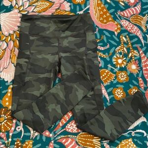High waist 7/8 Athleta camo leggings with pockets